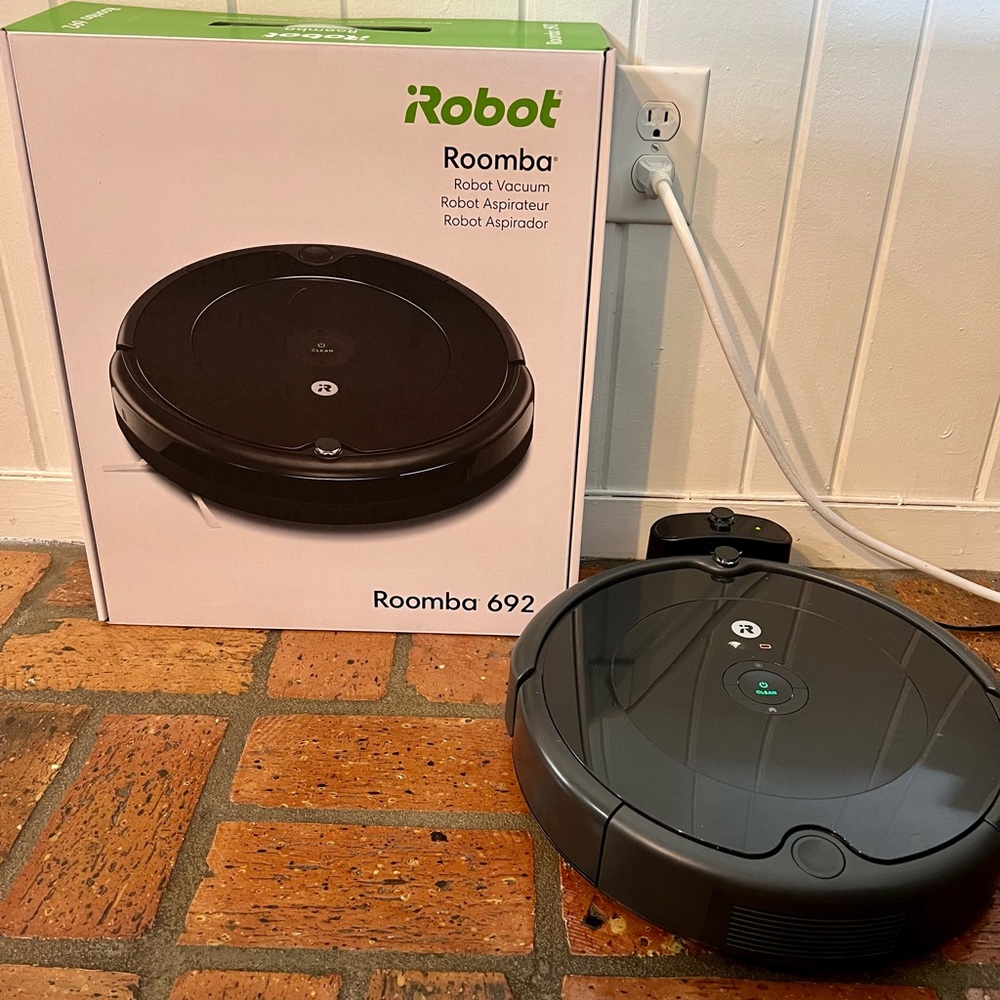 iRobot Roomba 692 Robotic Vacuum Like New, Box Included